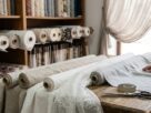 Rolne različitih materijala za zavese na metar izložene u prodavnici tekstila
